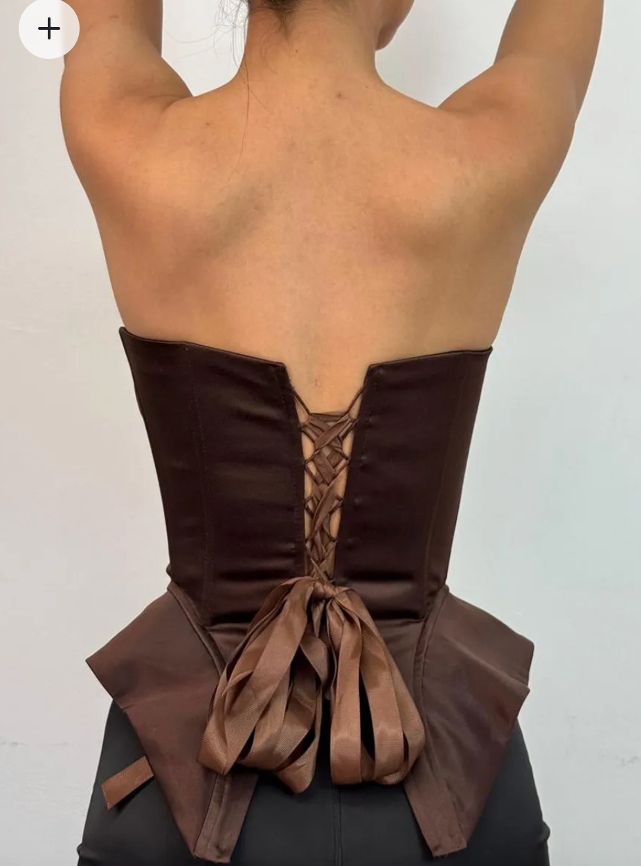 Корсет коричневый с чашками. Лиза Бродская — фотограф в Москве