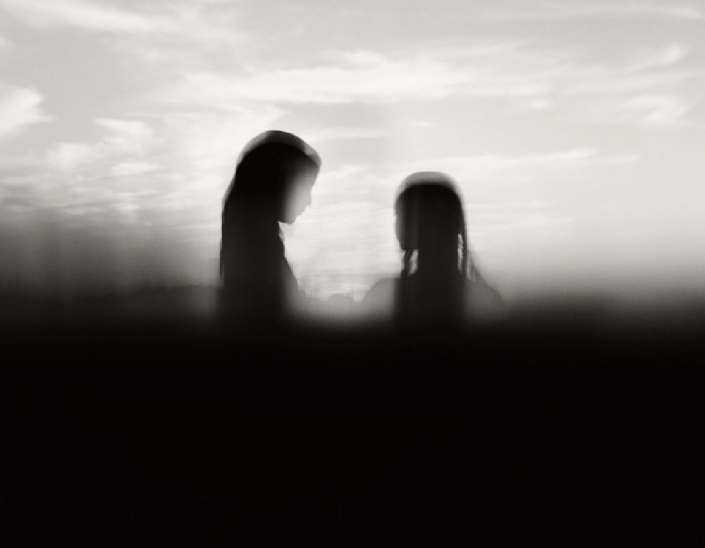 черно-белый подводный портрет с мягким светом и движением воды