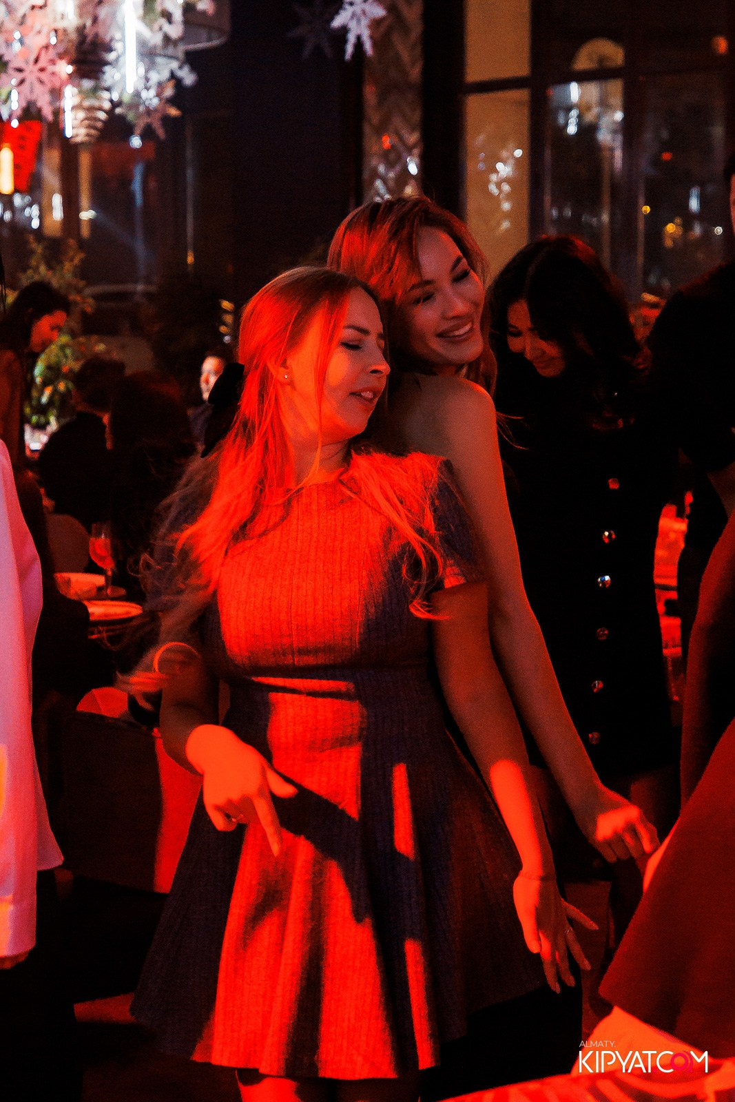 FRIENDS BAR & TERRAACE. КИПЯТКОМ АЛМАТЫ!