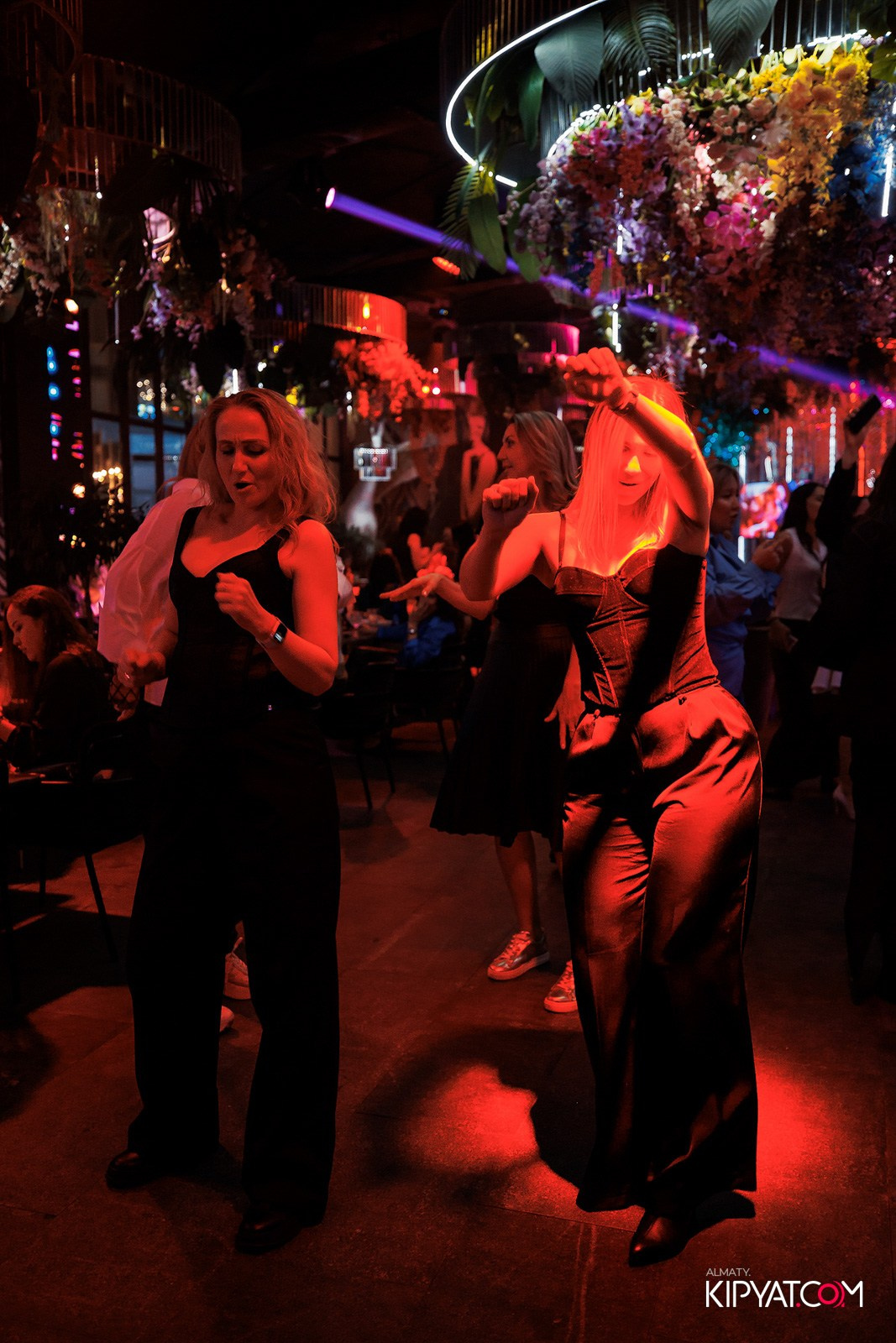 FRIENDS BAR & TERRACE. КИПЯТКОМ АЛМАТЫ!