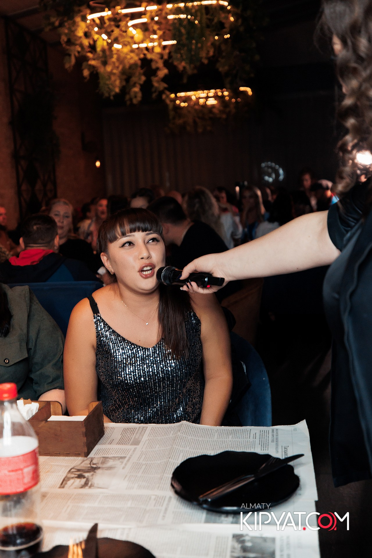 ВЕЧЕРИНКА 90Х КАФЕ CARAFE. КИПЯТКОМ АЛМАТЫ! Фотосъемка мероприятий в Алматы