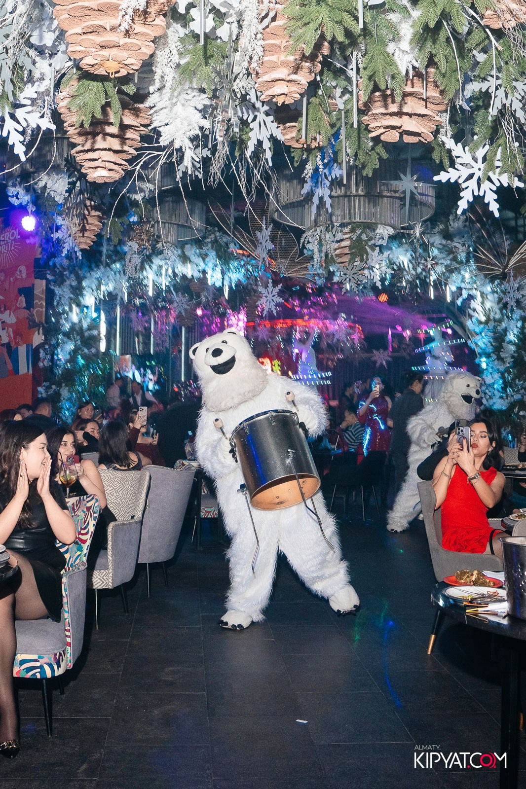 FRIENDS BAR & TERRACE. КИПЯТКОМ АЛМАТЫ!