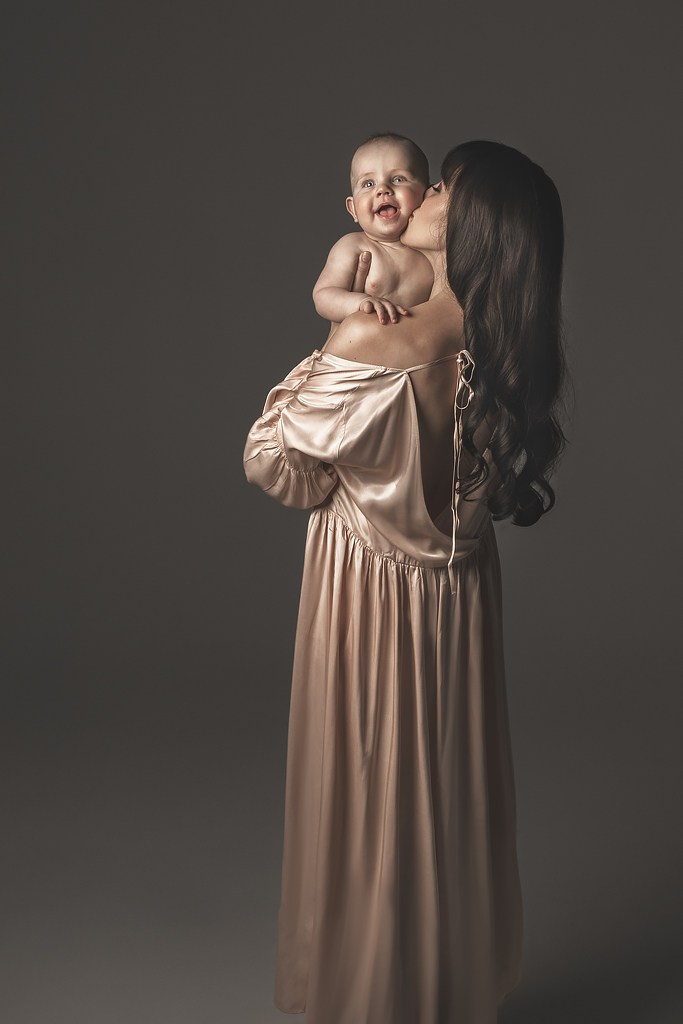 фотосессия матери и ребенка, фотосессия материнства в Тамбове, фотосъемка в стиле минимализм и без одежды матери и ребенка в фотостудии, фото мамы и малыша, портрет материнской любви, поцелуй матери, красивое фото матери и ребенка, объятия матери, мамины руки на фото, фотография красивой женщины с ребенком на руках, фотосессия семейная в Тамбове, детская и семейная фотосессия , мама и ребенок на темном фоне в фотостудии, ребенок на руках у мамы, красивое платье на фотографии матери и ребенка, красивое материнство