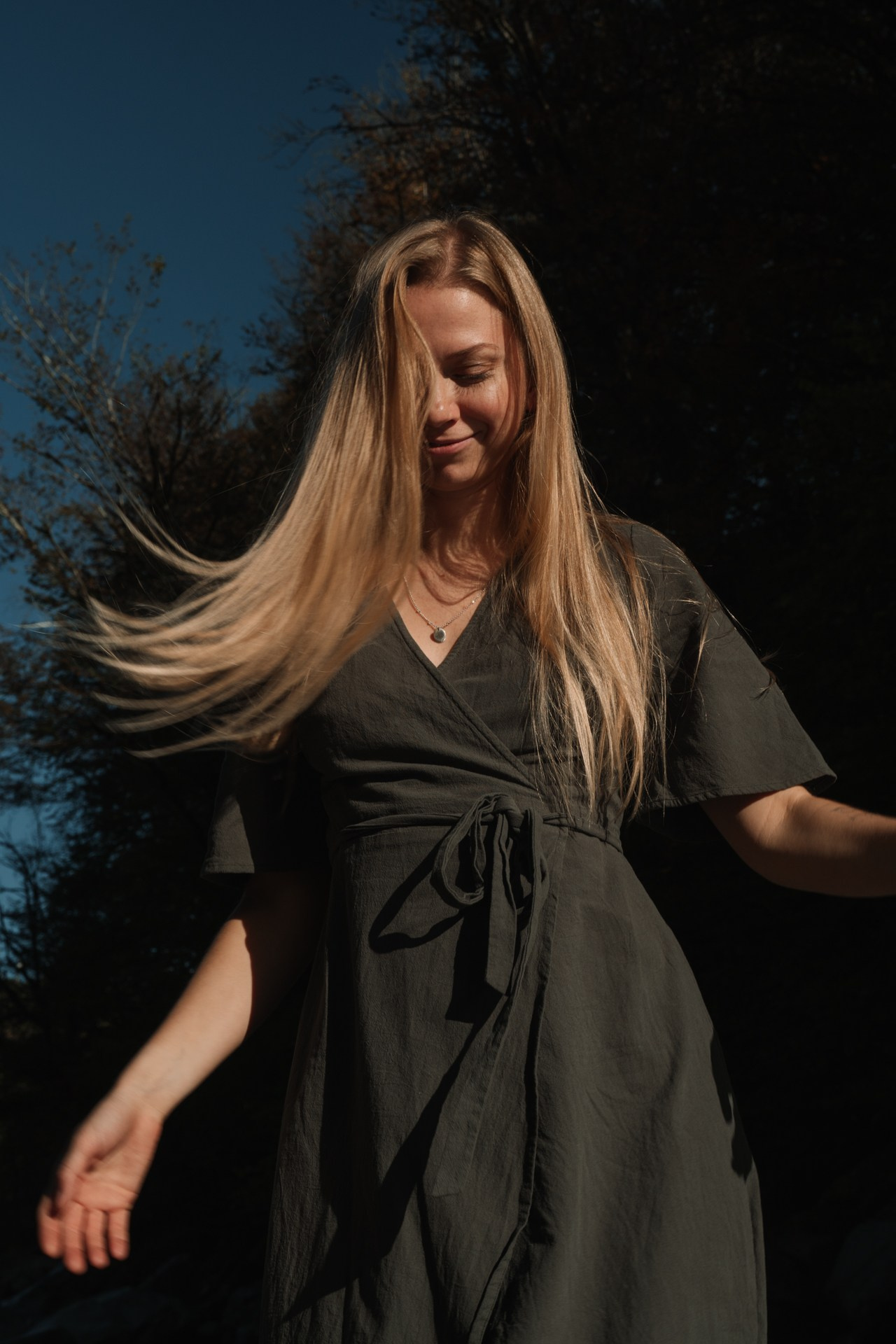 Снимок девушки в движение развивается волосы и платье 