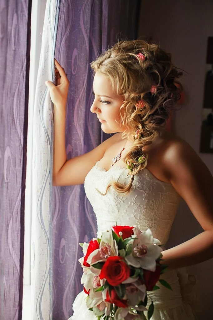 Свадебная фотосессия в Красноярске лучший фотограф свадьба Красноярск невеста свадебное платье жених визажист причёска макияж идея места образ пример красивая фото позы для свадебной фотосессии фотография декор агентство организация цены описание услуги ведущий тамада заказать забронировать стилист 