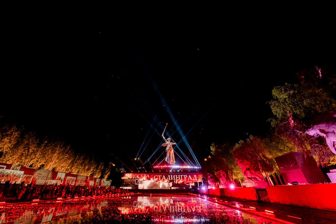 Свет Великой Победы. Волгоград, Мамаев Курган, 2025 г. 7 мая, в честь праздника 9 мая. Фотограф в Волгограде и Волжском Александр Горбань