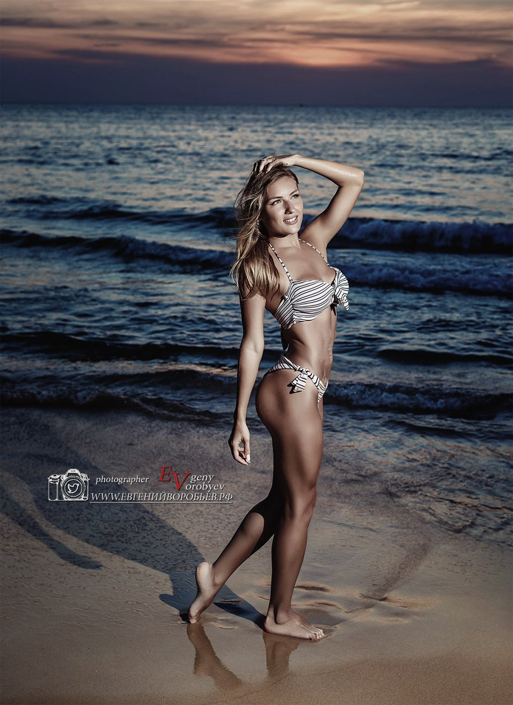 Фотосессия Пхукет фотограф красивая девушка в купальнике на пляже Патонг Ката Карон Найхарн Майкао идея место поза пример фото море волна  заказать фотосъёмку Phuket Patong Naiharn цена стоимость описание фотосессии закат съёмка со вспышкой