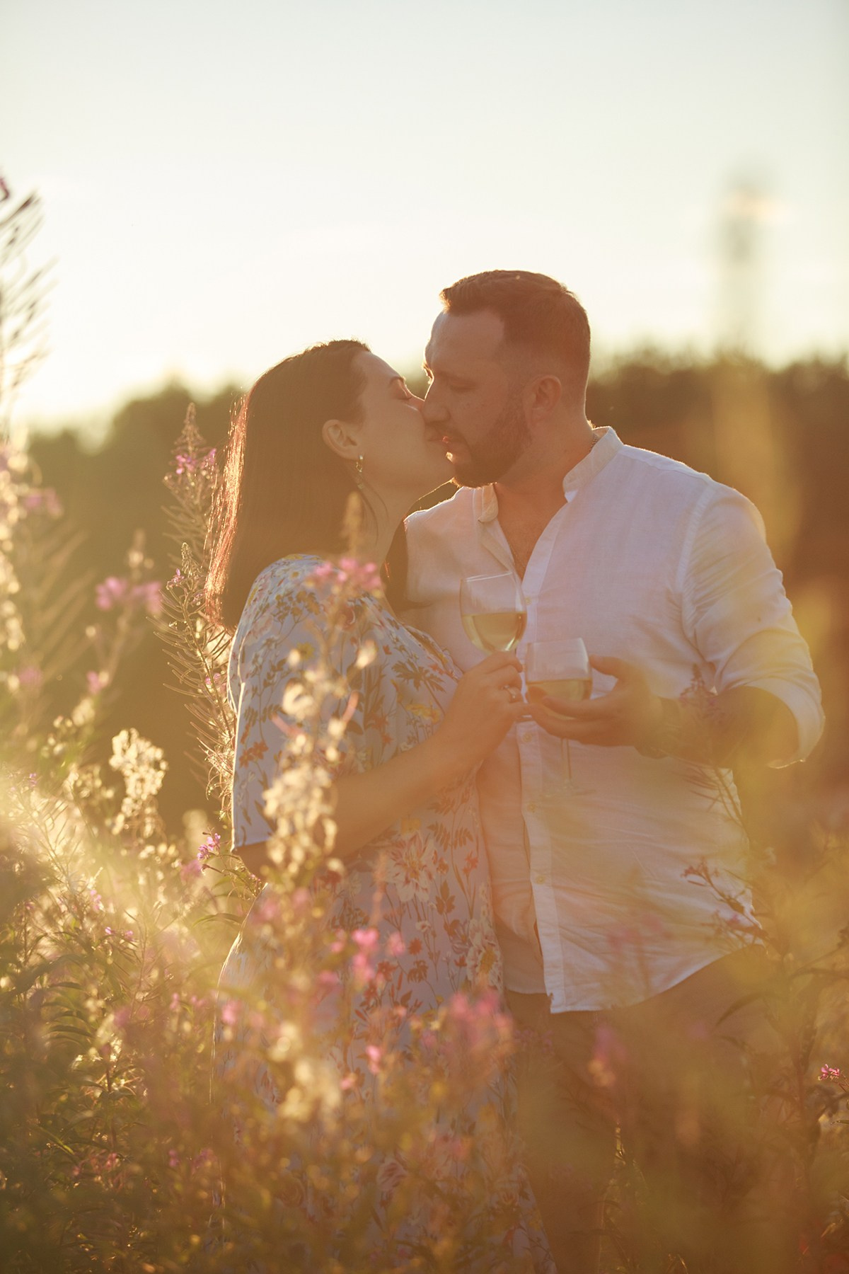 Фотосессия лавстори lovestory на годовщину свадьбы романтическая пара влюблённых в после цветов иван-чай. Семейный и детский фотограф в Москве Мария Быкова