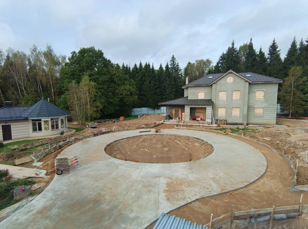 Планировка участка после заливки — зонирование и уровни.