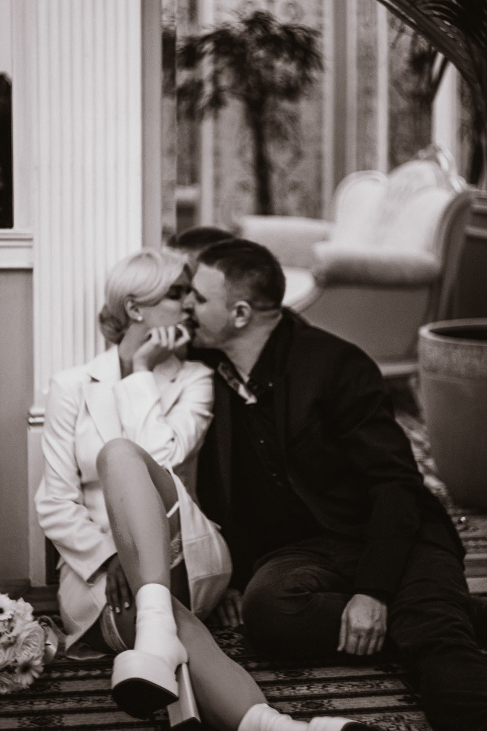 Жени и невеста страстный поцелуй