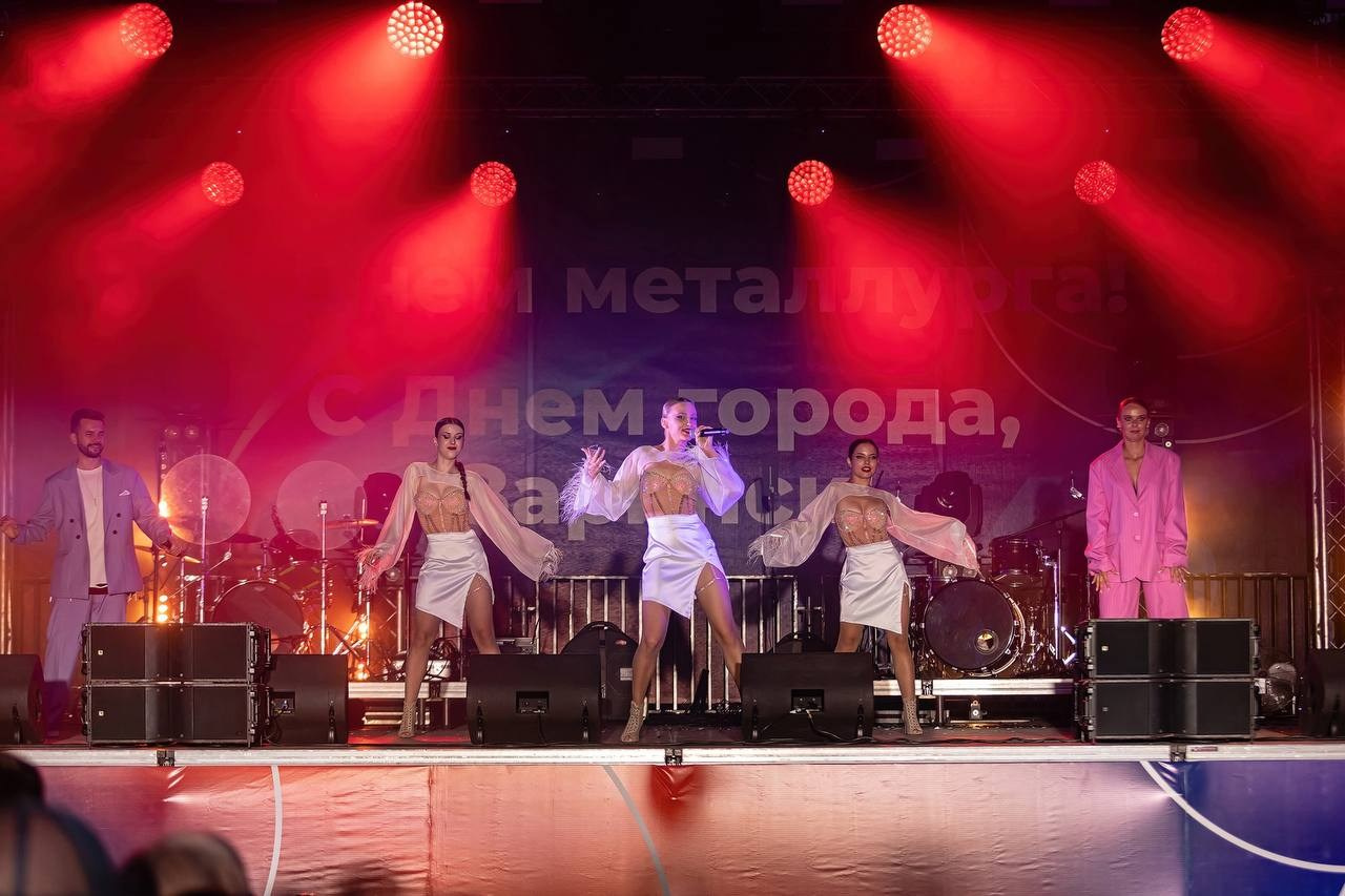 Выступления на сценах и уличных площадках. Танцевальная шоу-группа «GRANAT»