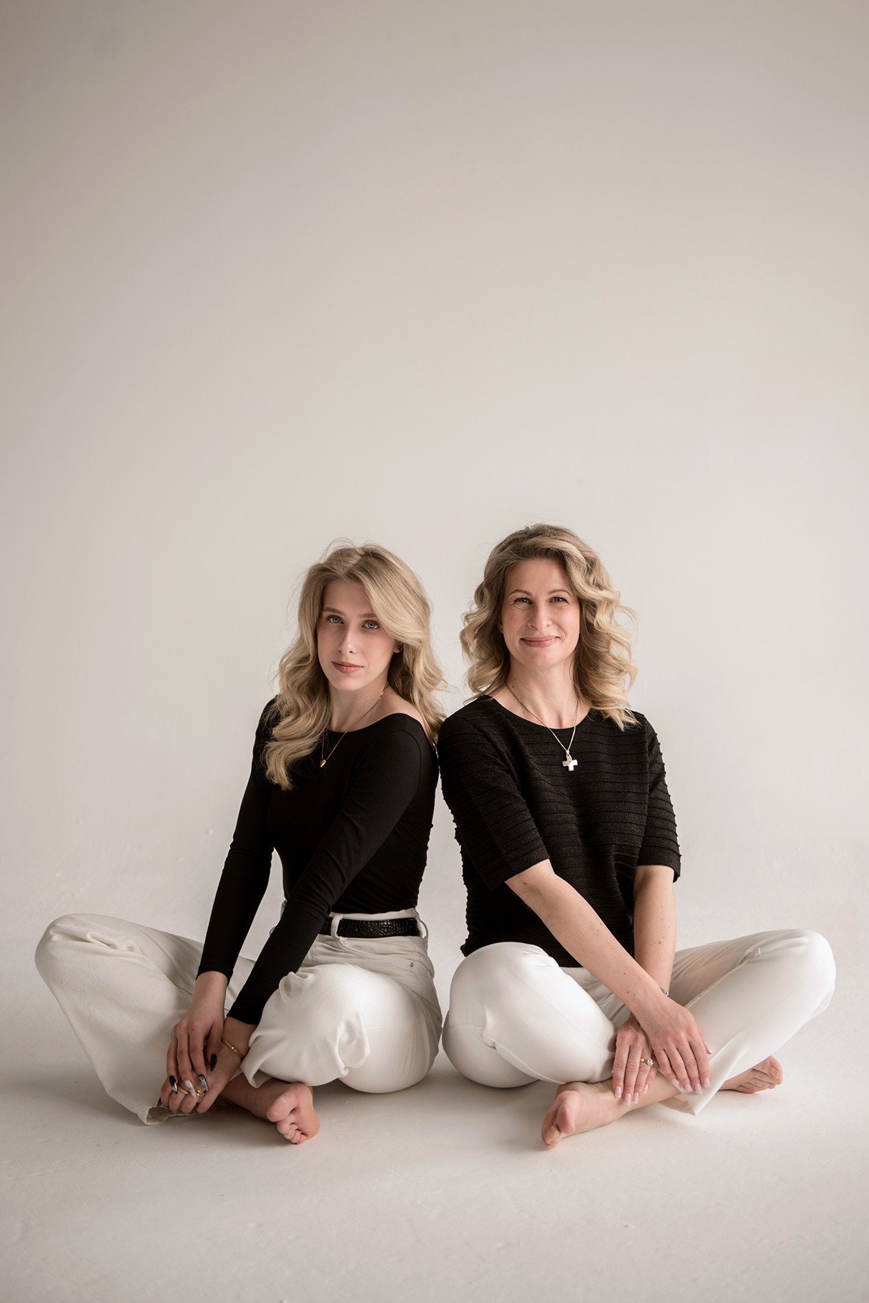 photo shoot for mom and daughter in the studio