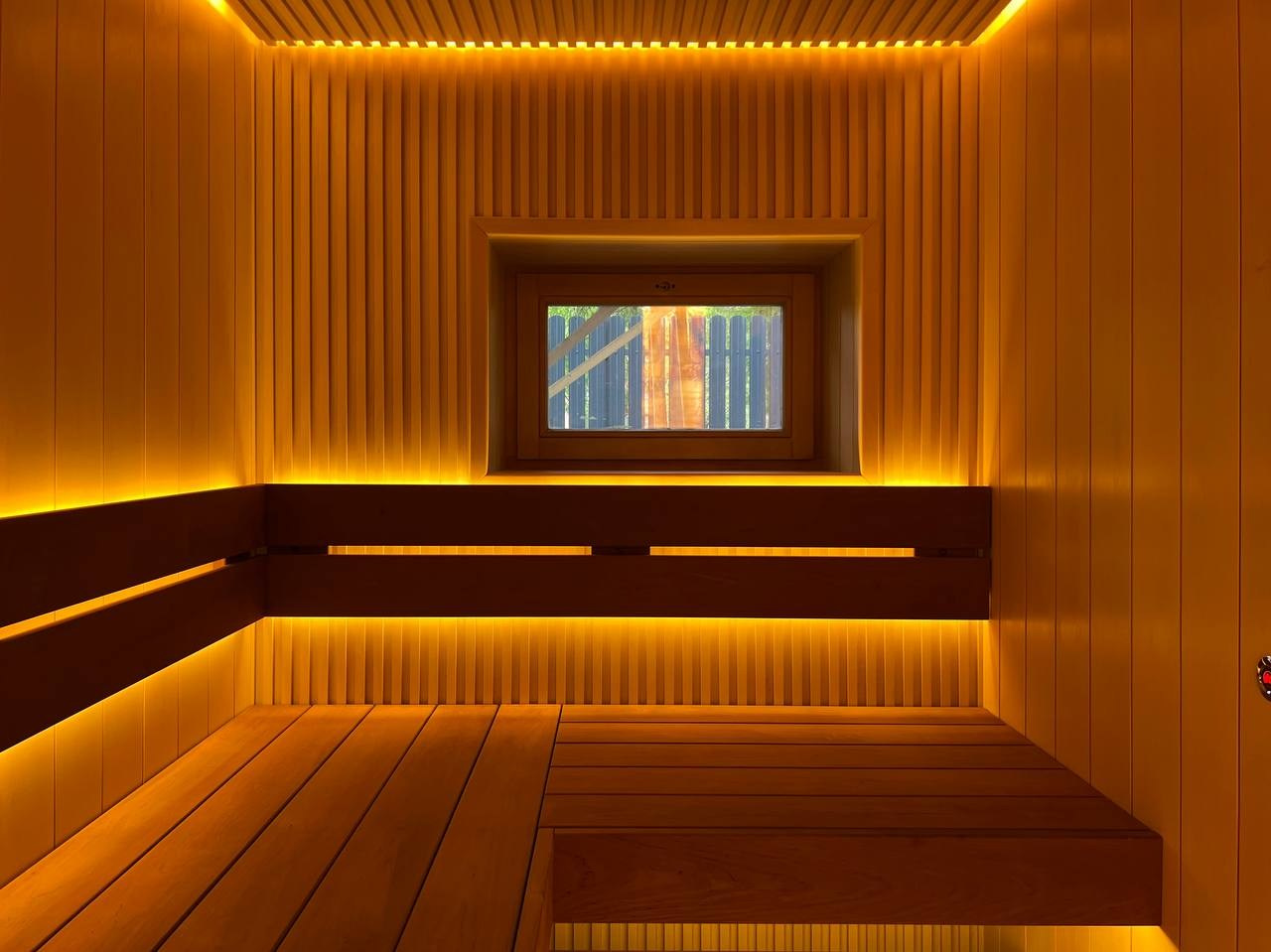 Сауна в Северной Жемчужине выполнена по проекту наших коллег VitaLine SPA. Ольха разного профиля, линейный свет и Sangens в редкой облицовке. SaunaTopMasters