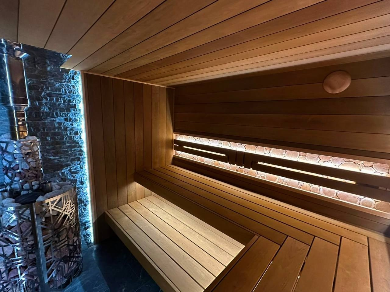 Русская парная на живописном берегу Пионерского озера выполнена из широкой термоольхи с можжевеловым панно и печным углом из талькохлорита. SaunaTopMasters