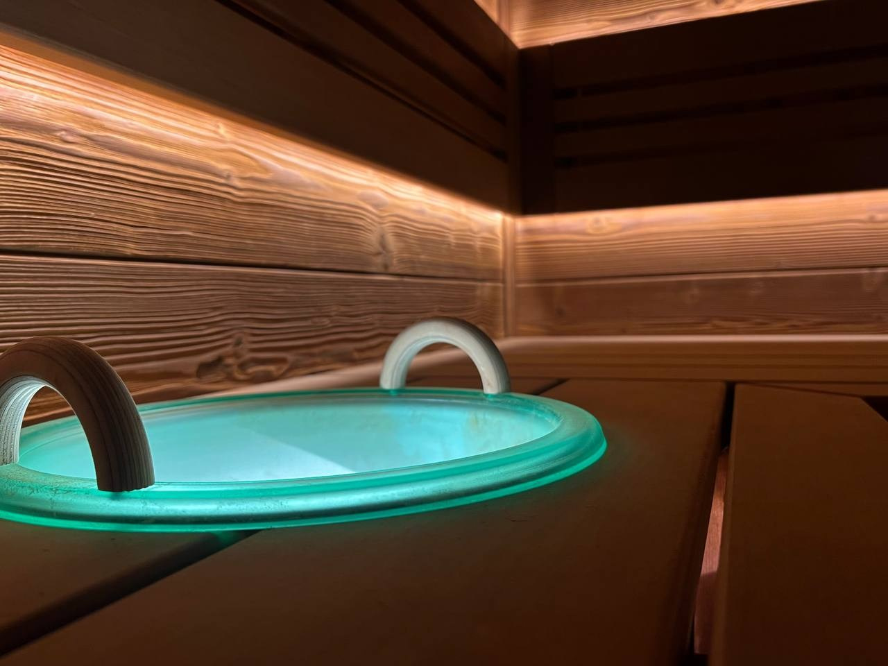 Парная в Лиикола Клаб на базе мощной печи Kastor. Отделка выполнена из брашированной доски Шале и термоольхи. SaunaTopMasters