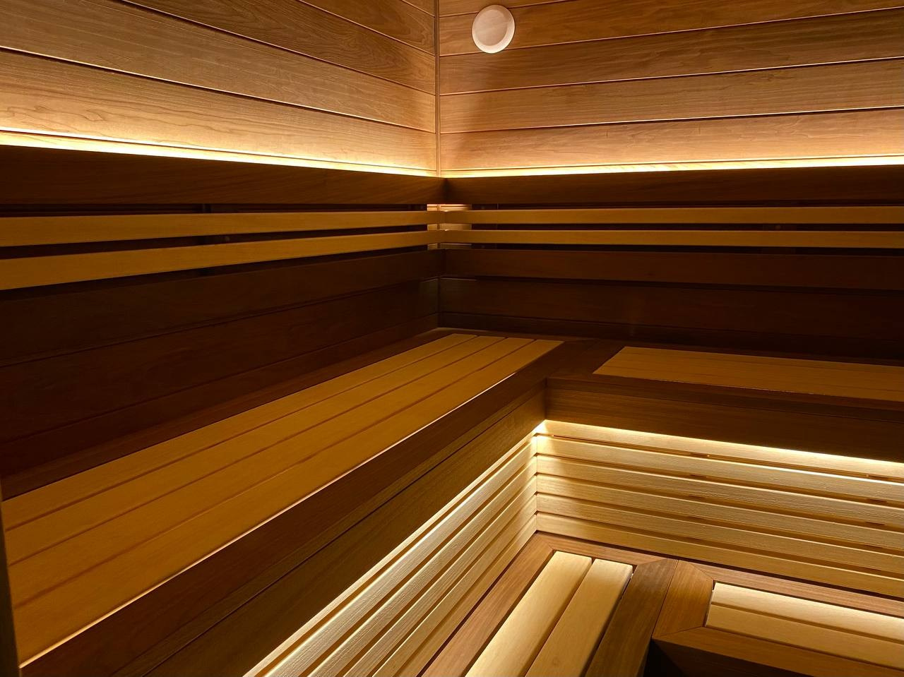 Сауна под Кировском. Парная выполнена из комбинации Абаши и Термоабаши. А в Противопожарном углу красуется печь Sawo Aries. SaunaTopMasters