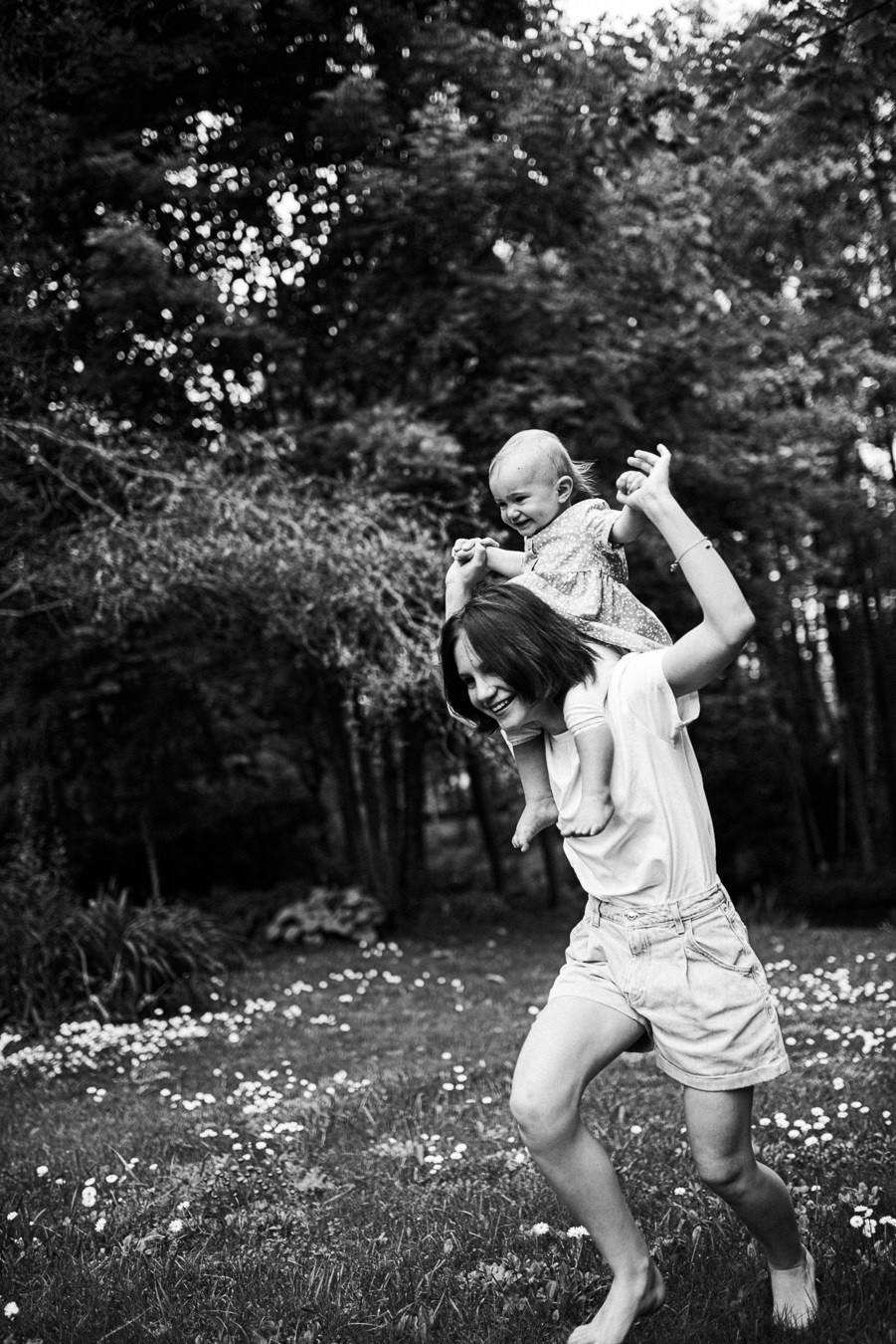 Коля, Ксюша, Саша, Андрей, Кира и бабушки | на даче