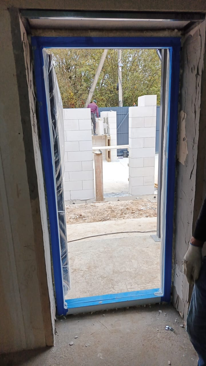 На выходе из дома ,строится Гараж