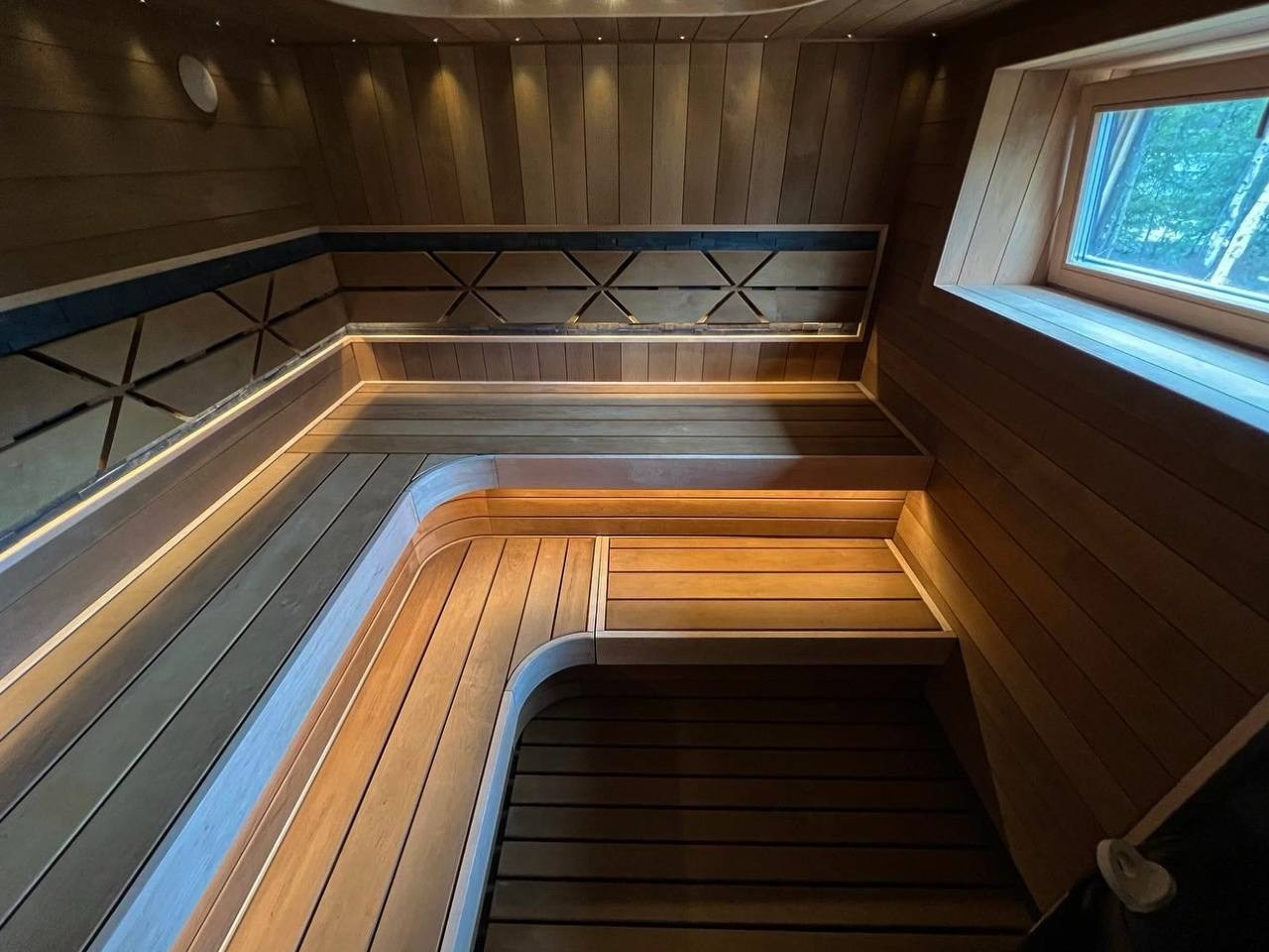 Эстетика пара в Касимово: термоольха, резьба, Helo-термос, радиальные акценты, можжевельник и оптоволоконный свет. SaunaTopMasters