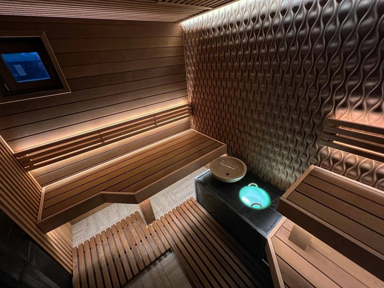 Уникальная парная в Юкках с огромным 3D панно из дикорастущего тика. Печь ручной работы и даже дровник между полками. SaunaTopMasters