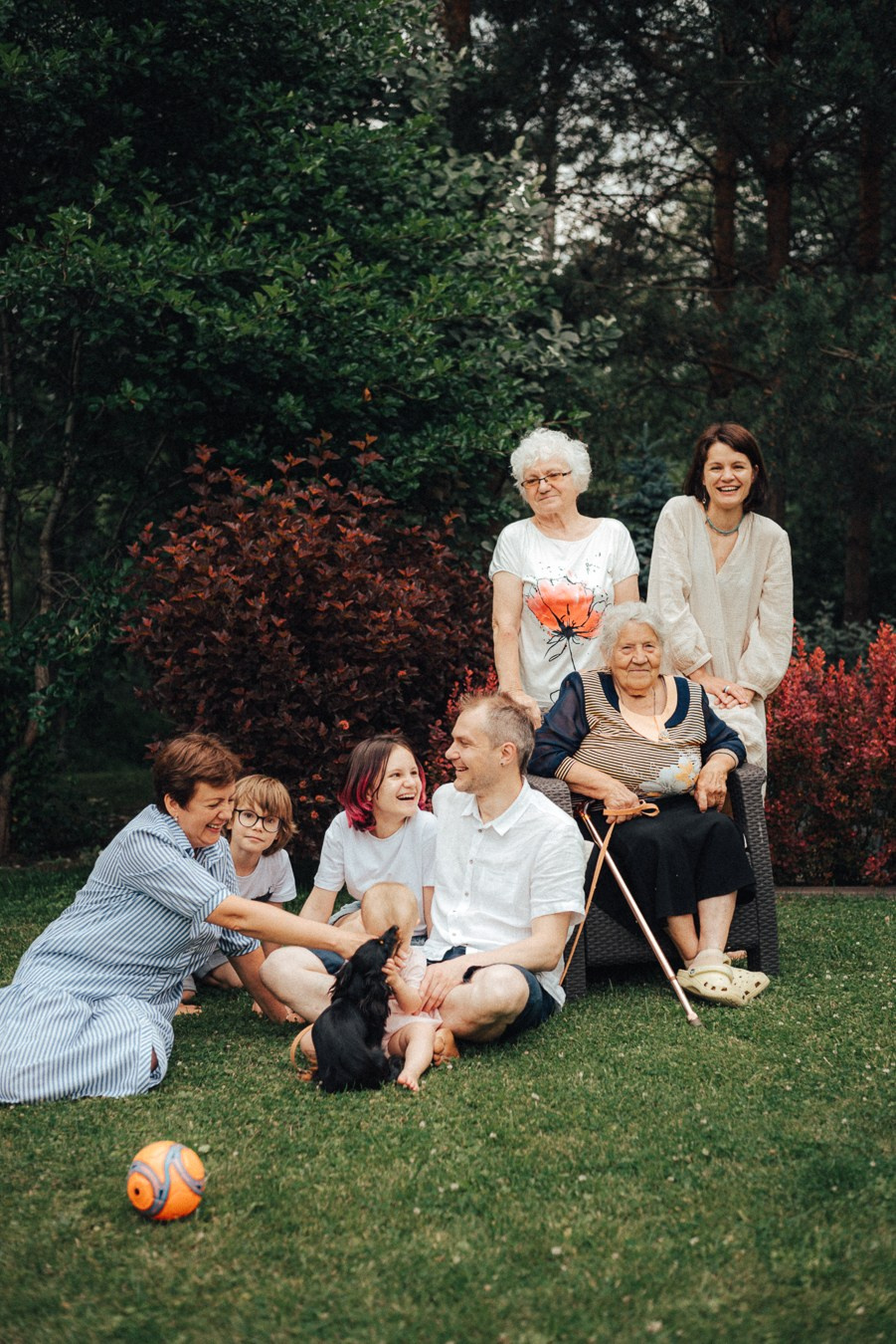 Коля, Ксюша, Саша, Андрей, Кира и бабушки | на даче