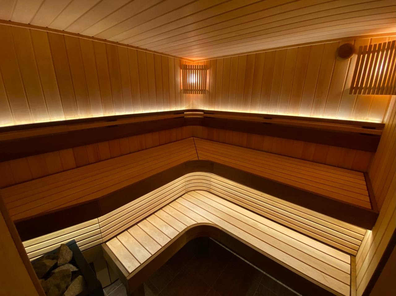 Сауна в Металлострое: ольха, радиальные элементы, олдскульные светильники и светодиодная подсветка. Harvia Virta — сердце этой парной. SaunaTopMasters