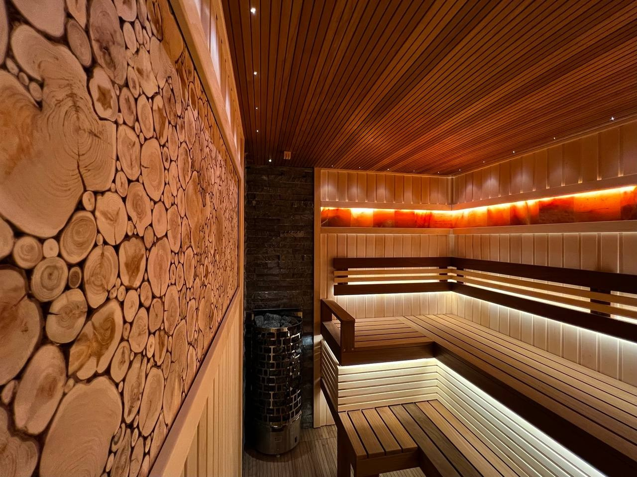 Сауна на Кавголовских холмах выполнена из целого обилия материалов. Оптоволокно и свет солевых блоков подчеркивают каждую деталь интерьера. SaunaTopMasters