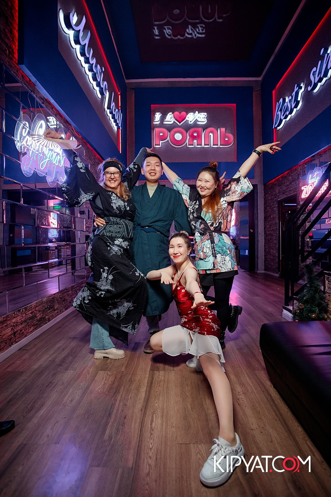 КАРАОКЕ-БАР РОЯЛЬ НА НУРМАКОВА. КИПЯТКОМ АЛМАТЫ!