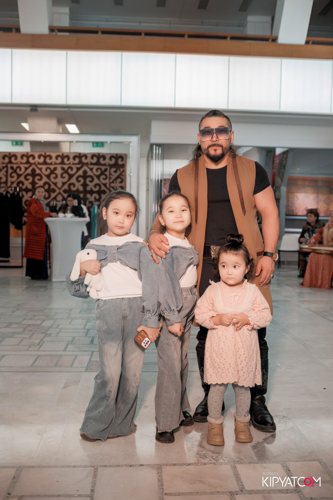 FASHION ПОКАЗ, КАЗАХСКОЙ НАЦИОНАЛЬНОЙ ОДЕЖДЫ. КИПЯТКОМ АЛМАТЫ!