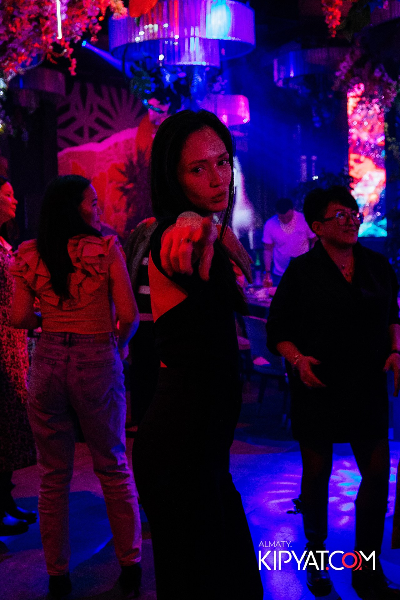 FRIENDS BAR & TERRACE. КИПЯТКОМ АЛМАТЫ!