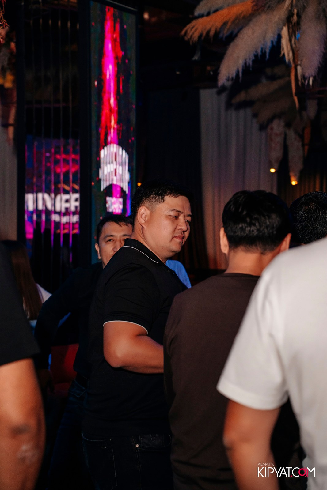 БАР ПАНАЕХАЛИ НА ТОЛЕ БИ. КИПЯТКОМ АЛМАТЫ!