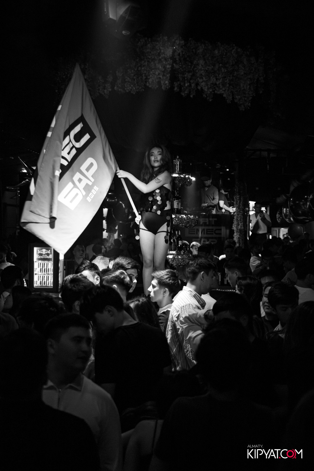 UYAT EMES BAR. КИПЯТКОМ АЛМАТЫ!