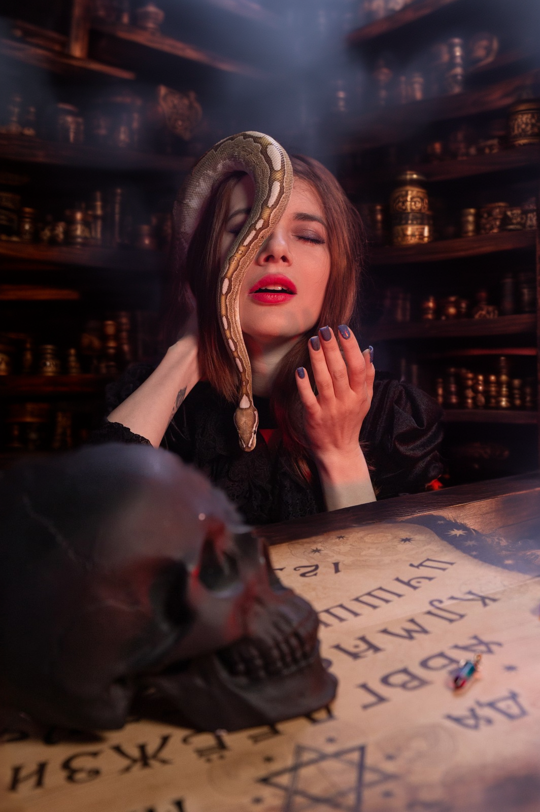готическая фотосессия ведьмы со змеями, спиритическая доска, черепа