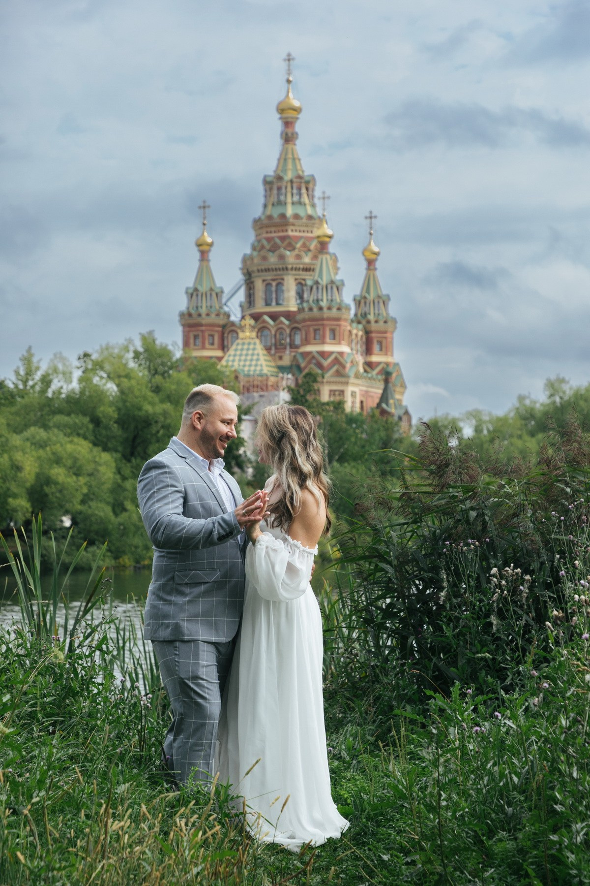 Свадебная регистрация и микропрогулка в Петергофе. Фотограф крещение венчание в Петербурге! Помогает подобрать храм и посоветовал душевного батюшку в СПб