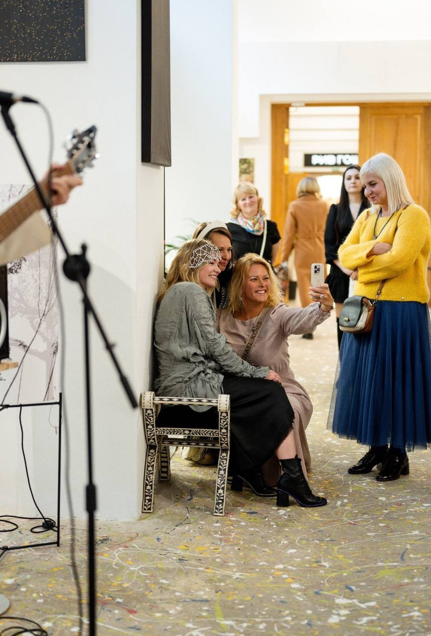 Организовываю и провожу Арт-мероприятия, выставки, лекционные встречи