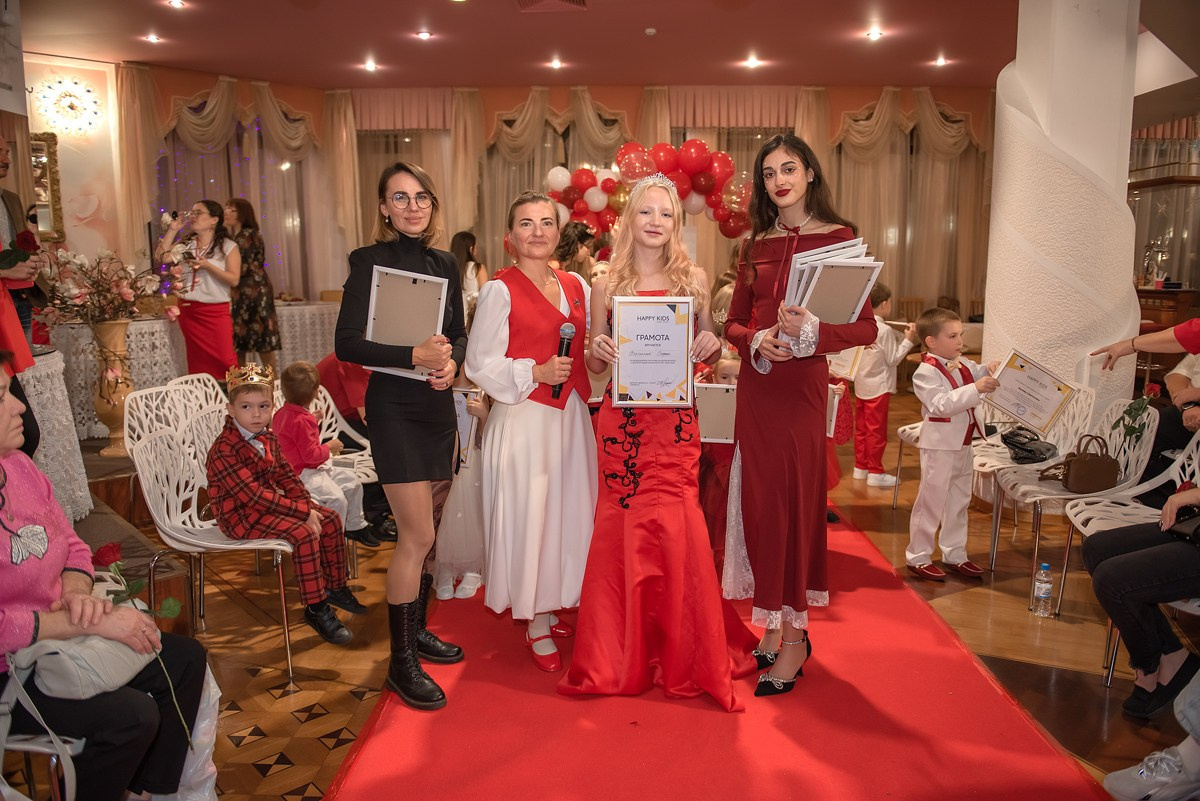 Выпускной в детской школе моделей HAPPYkids 2024. Семейный и коммерческий фотограф в Сочи Александр Бодунов