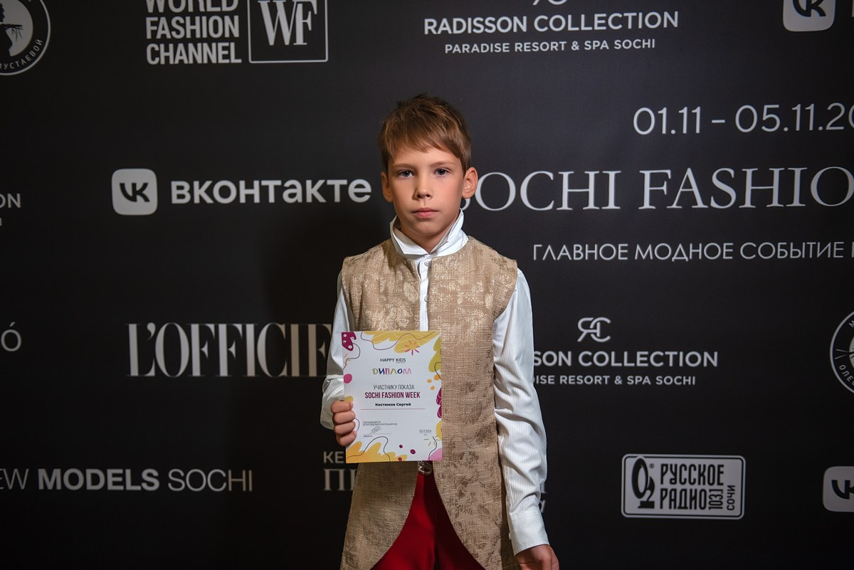 SochiFashionWeek2024 дизайнер Анохина Светлана. Семейный и коммерческий фотограф в Сочи Александр Бодунов