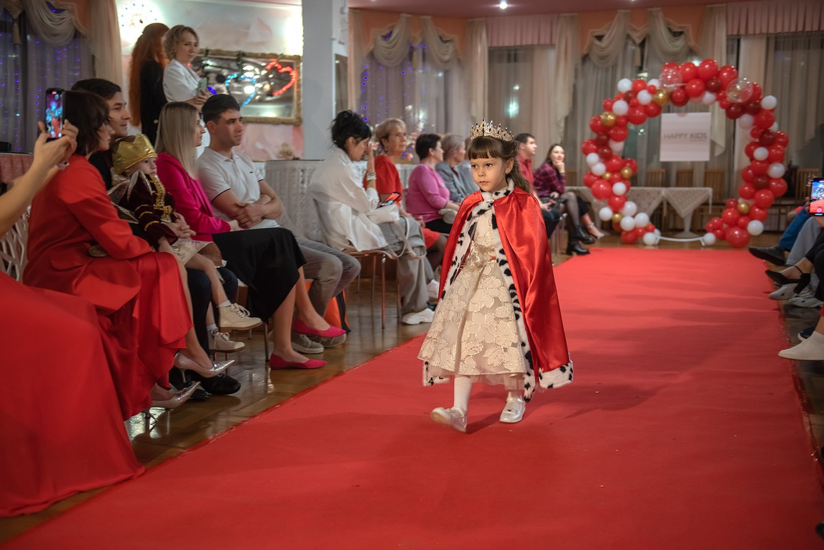 Выпускной в детской школе моделей HAPPYkids 2024. Семейный и коммерческий фотограф в Сочи Александр Бодунов