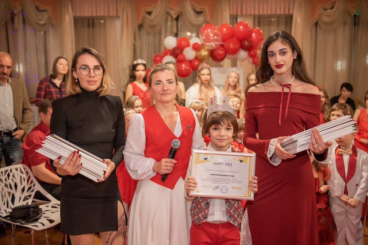 Выпускной в детской школе моделей HAPPYkids 2024. Семейный и коммерческий фотограф в Сочи Александр Бодунов