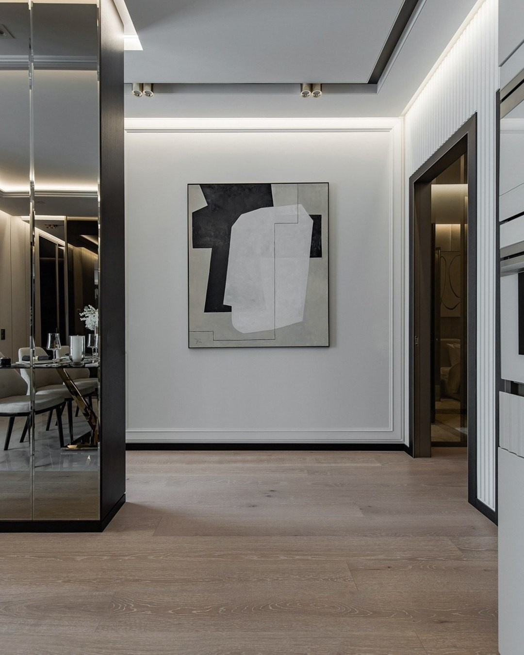 Современный холл с декоративной подсветкой и геометричной картиной в проекте Валерии Котович