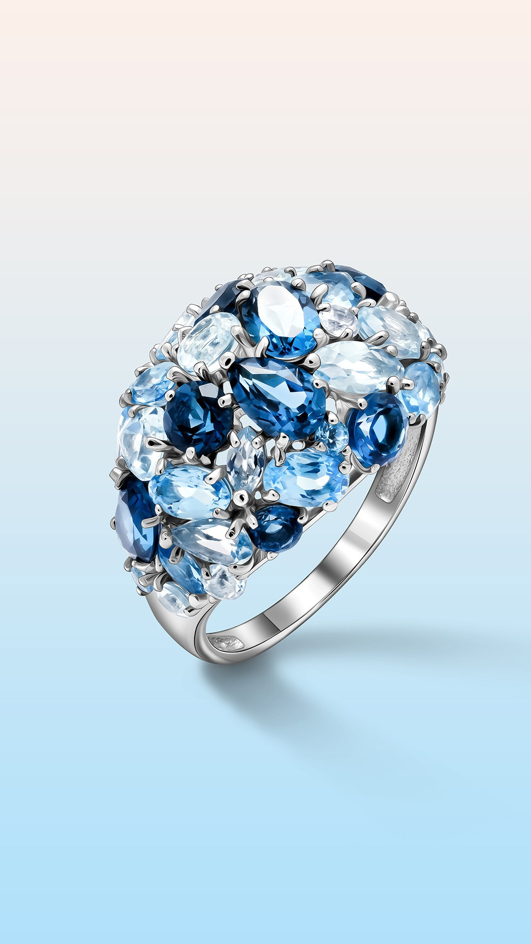 Фотосъемка кольца из белого золота с сапфирами на цветном фоне