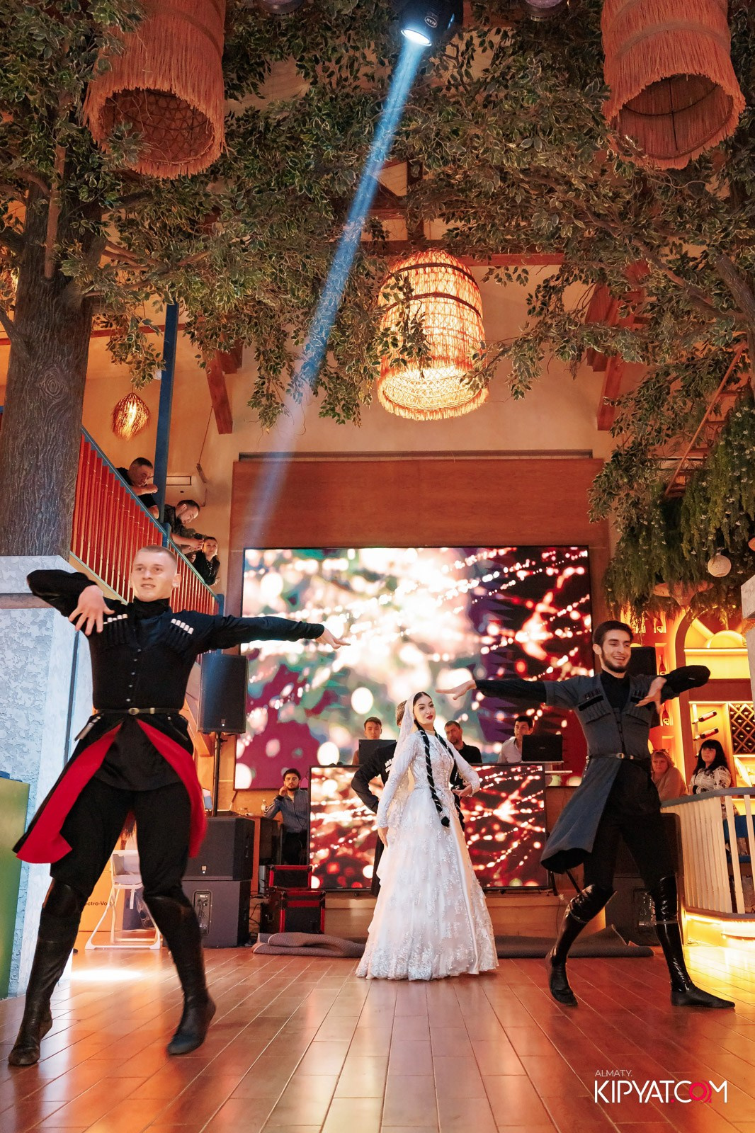 ГРУЗИНСКИЙ ДВОР НА КАБАНБАЙ БАТЫРА. КИПЯТКОМ АЛМАТЫ!