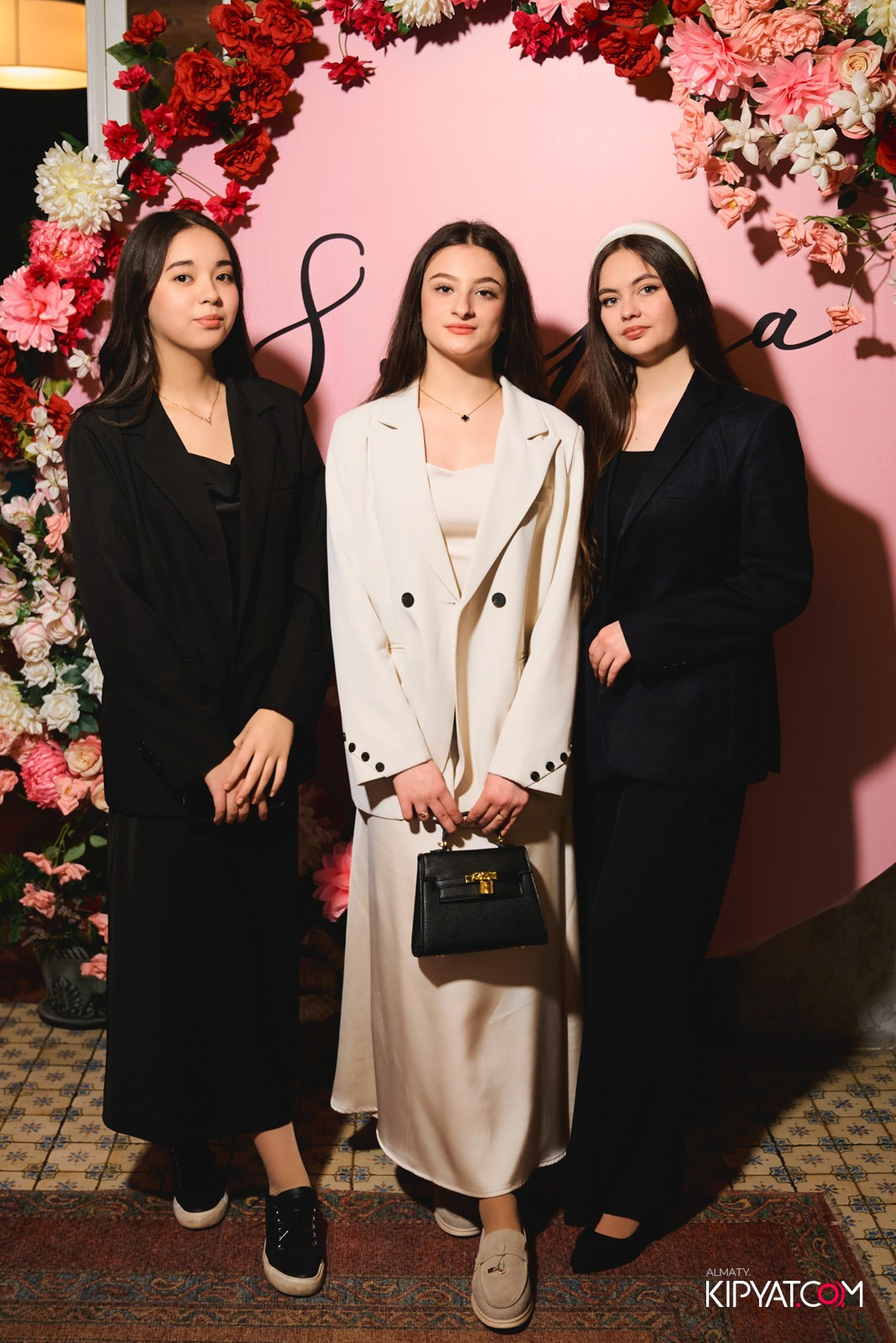 ГРУЗИНСКИЙ ДВОР НА КАБАНБАЙ БАТЫРА. КИПЯТКОМ АЛМАТЫ!