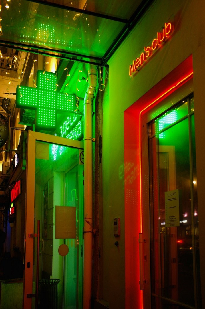 Внутри витрин / Inside the storefronts. Руслан Шувалов (поэтограф)