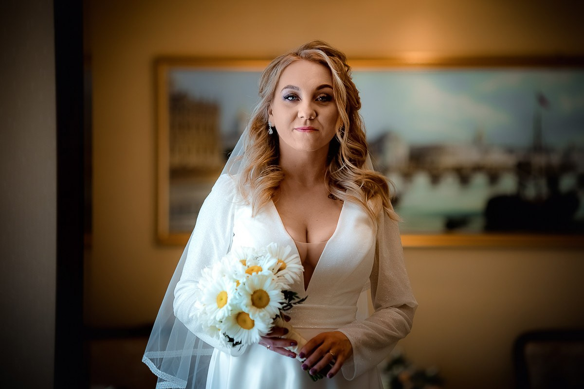 Портрет невесты в ЗАГСе на Васильевском острове в Санкт-Петербурге. Горизонтальный поясной кадр.