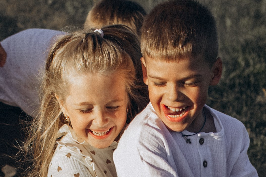 Саша, Миша, Вера и Вика летняя прогулочная съёмка. Семейный фотограф lifestyle в Новосибирске Елена Шпилевая