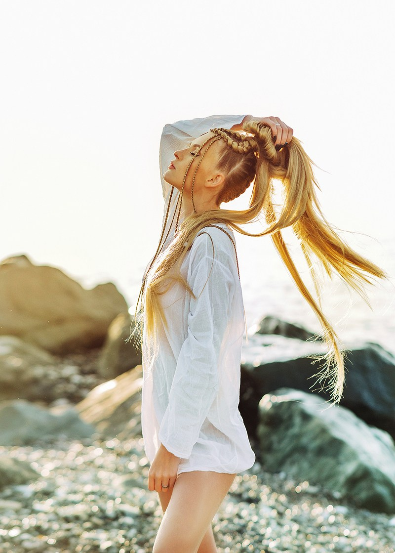 берег в адлере с красивой девушкой в белом