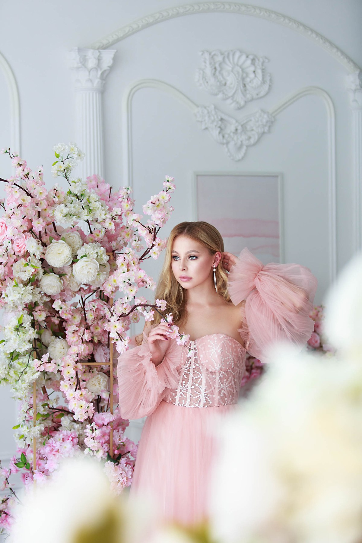 Портретная фотосессия в весенней фотостудии с цветами. Семейный и детский фотограф в Москве Мария Быкова