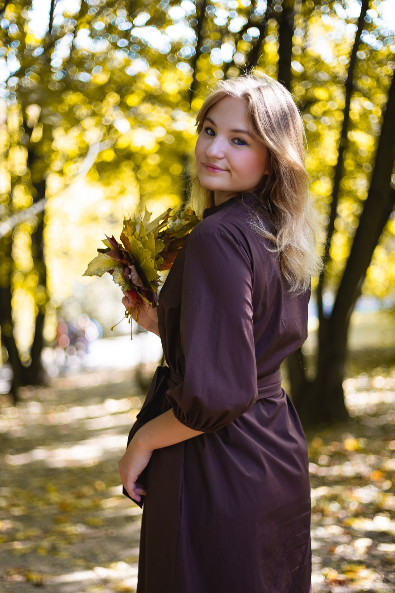 Таня на осенней прогулке.