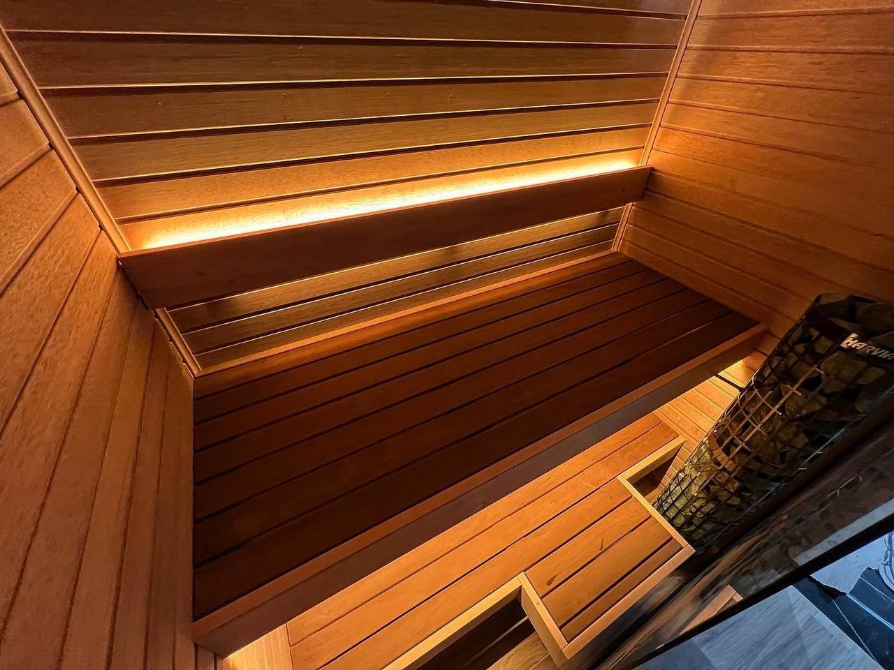 Компактная сауна в Вартемяги Парке. Отделана золотистым кедром, а полки выполнены из комбинации ольхи и термоольхи. SaunaTopMasters